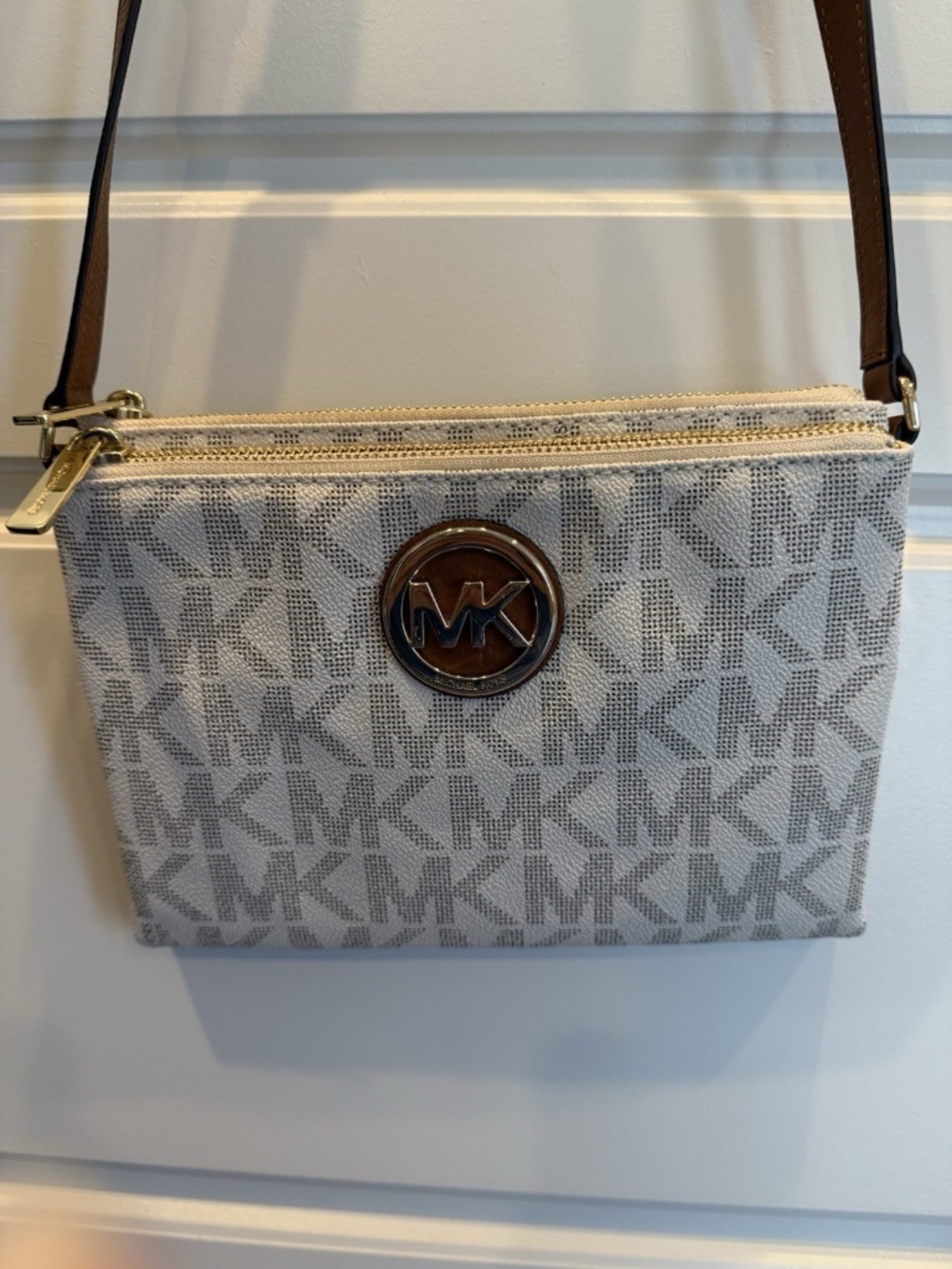 Authentic Michael Kors Fulton Double Zip Crossbody Cream Monogram - Picture 3 of 9